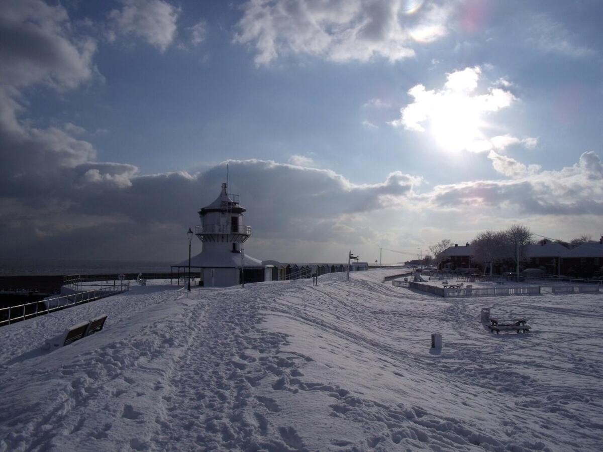 Tidal Walk Cottage By The Sea Harwich Bagian luar foto